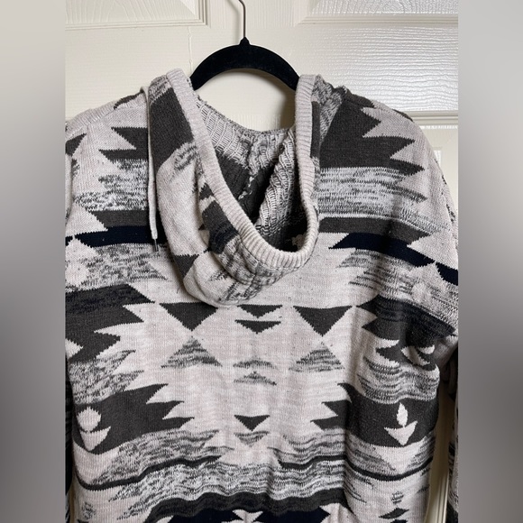 AMERICAN EAGLE Aztec V Neck Sweater Hoodie Size Medium - Picture 8 of 9